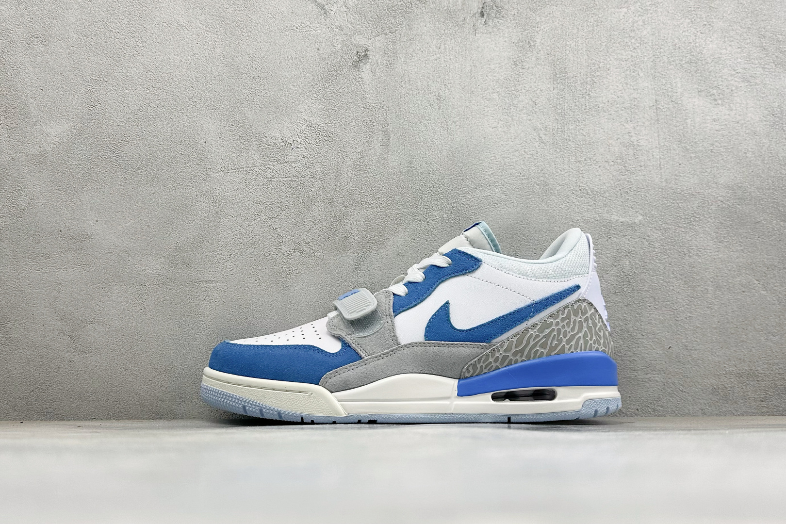 Air Jordan Legacy AJ312 Low 三合一低帮篮球鞋 有着交错结合的设计 它的名字就展现出它所包含的