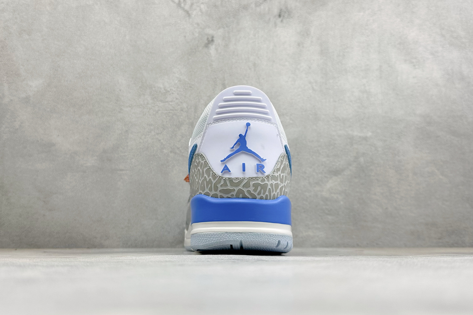Air Jordan Legacy AJ312 Low 三合一低帮篮球鞋 有着交错结合的设计 它的名字就展现出它所包含的