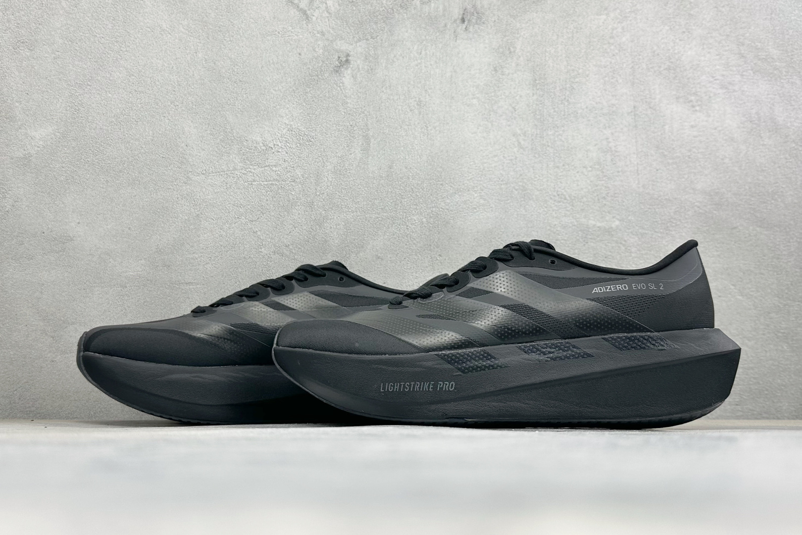 DC版Adidas Adizero Evo SL 2 阿迪超轻透气缓震跑鞋 整体外观造型与adiZero Adios P DC版Adidas Adizero Evo SL 2 阿迪超轻透气缓震跑鞋 整体外观造型与adiZero Adios P