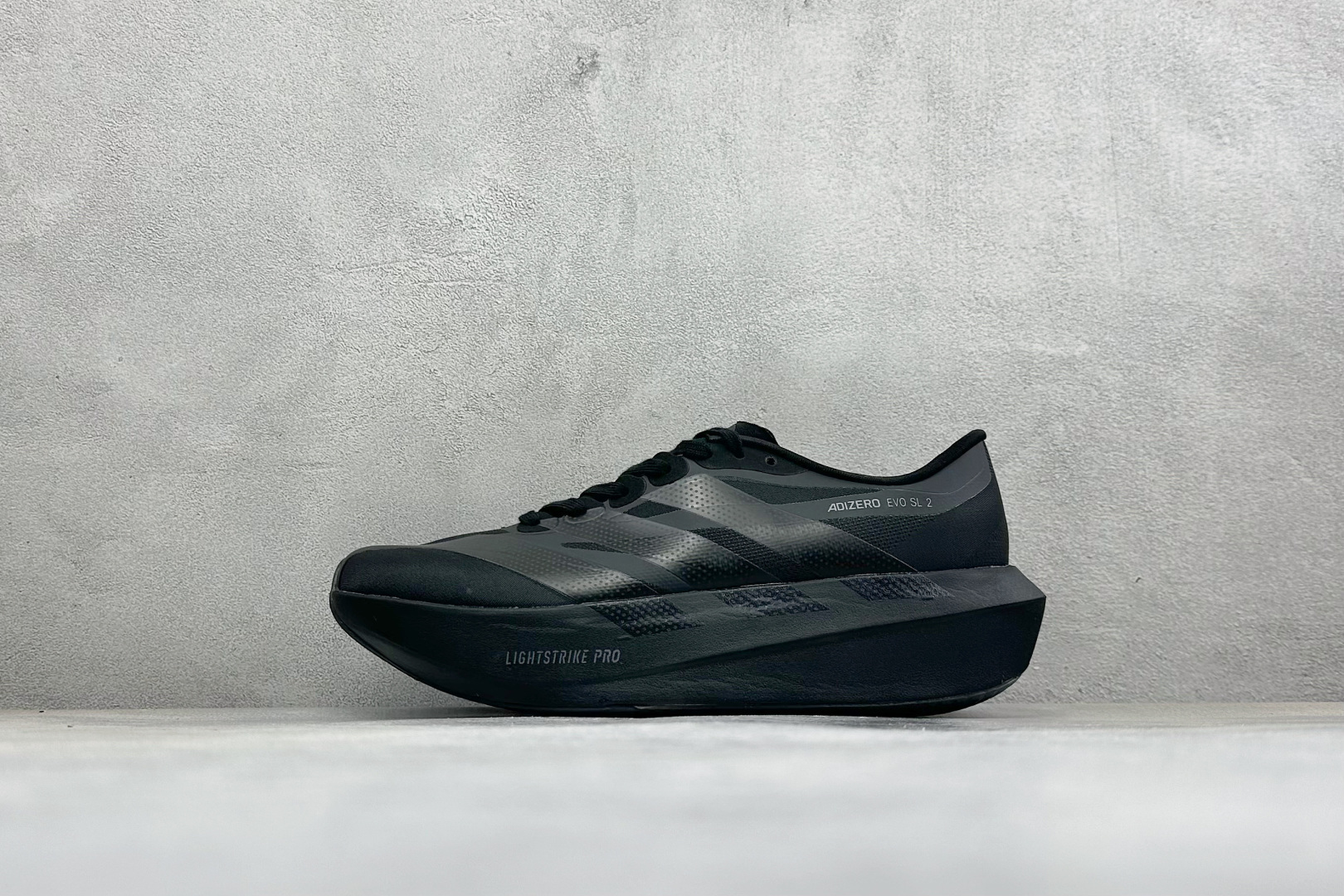 DC版Adidas Adizero Evo SL 2 阿迪超轻透气缓震跑鞋 整体外观造型与adiZero Adios P