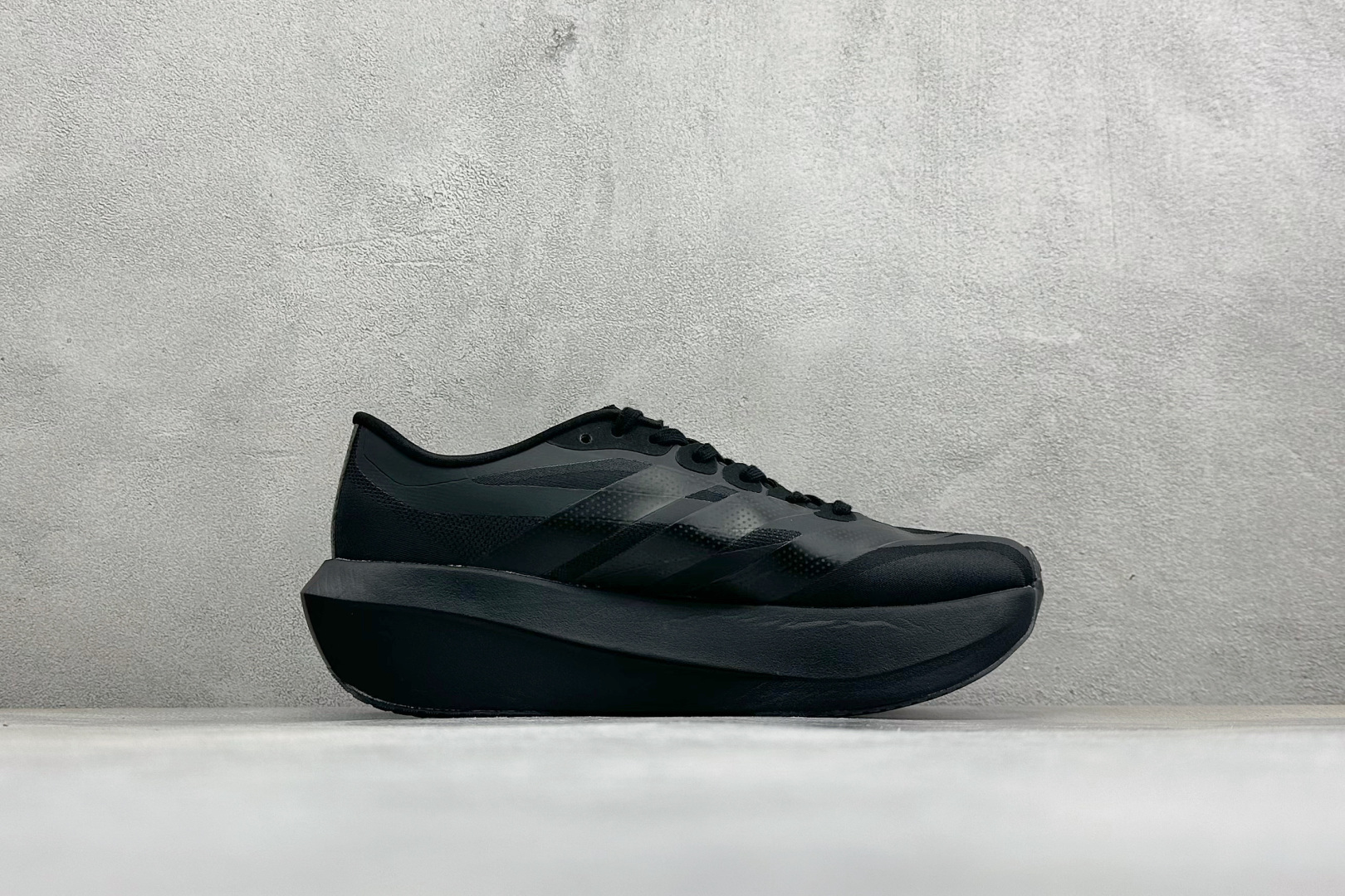 DC版Adidas Adizero Evo SL 2 阿迪超轻透气缓震跑鞋 整体外观造型与adiZero Adios P DC版Adidas Adizero Evo SL 2 阿迪超轻透气缓震跑鞋 整体外观造型与adiZero Adios P