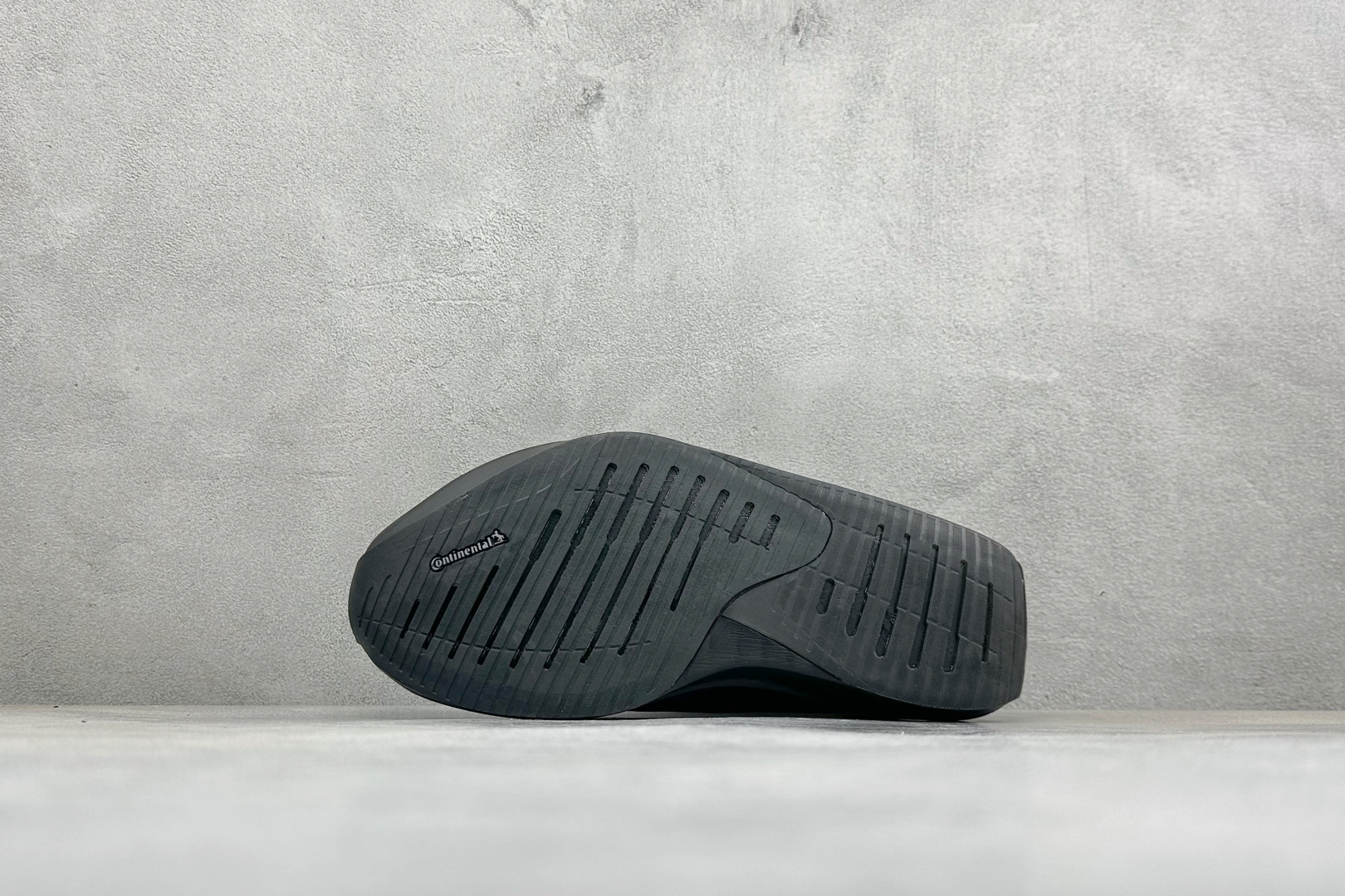 DC版Adidas Adizero Evo SL 2 阿迪超轻透气缓震跑鞋 整体外观造型与adiZero Adios P DC版Adidas Adizero Evo SL 2 阿迪超轻透气缓震跑鞋 整体外观造型与adiZero Adios P