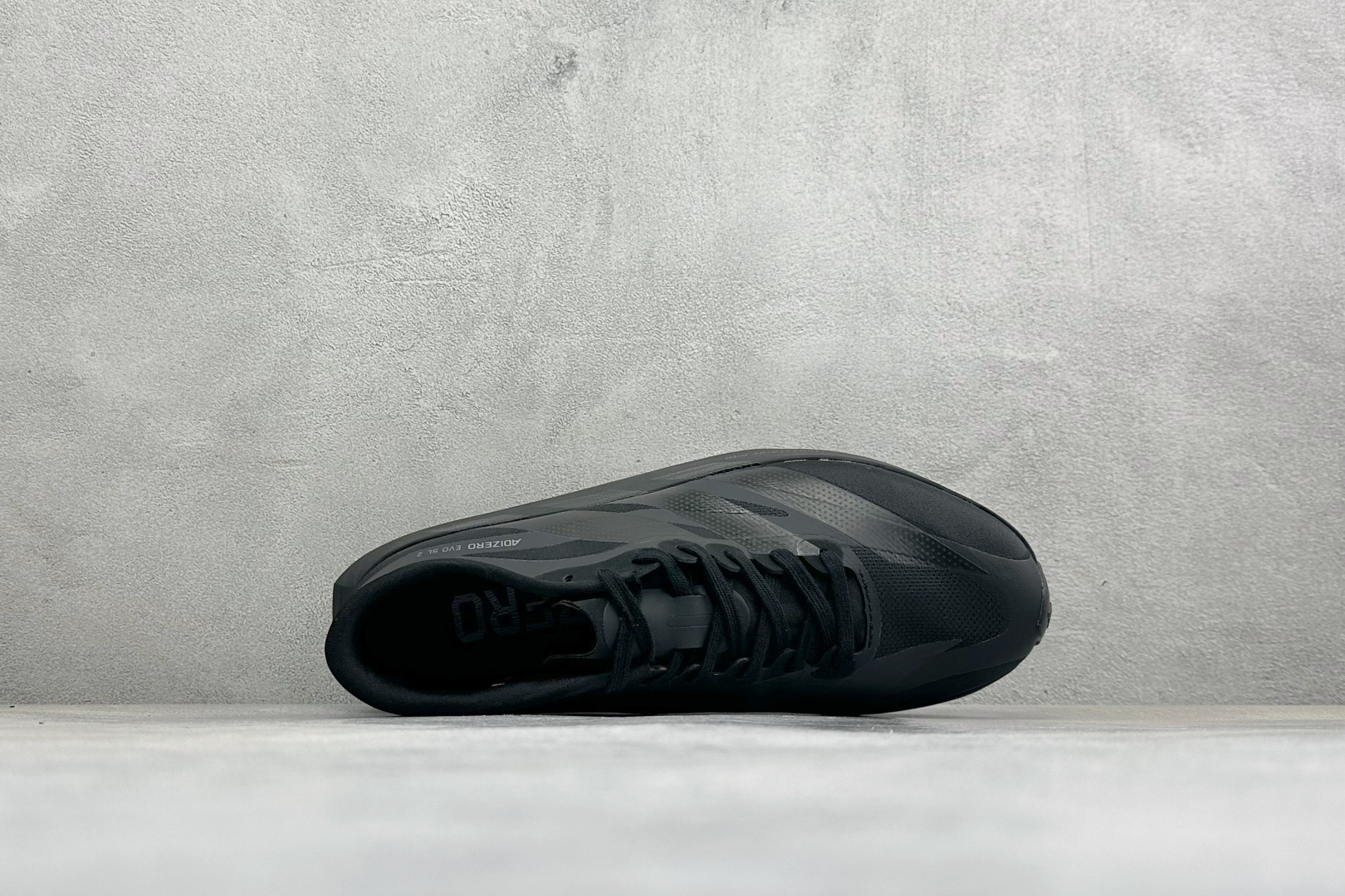 DC版Adidas Adizero Evo SL 2 阿迪超轻透气缓震跑鞋 整体外观造型与adiZero Adios P DC版Adidas Adizero Evo SL 2 阿迪超轻透气缓震跑鞋 整体外观造型与adiZero Adios P
