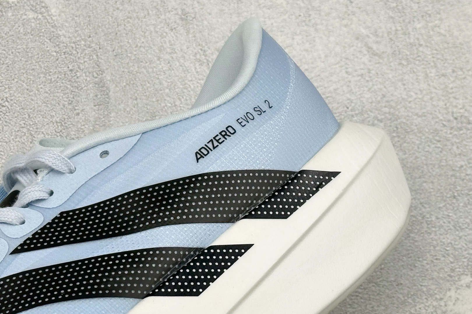 DC版Adidas Adizero Evo SL 2 阿迪超轻透气缓震跑鞋 整体外观造型与adiZero Adios P DC版Adidas Adizero Evo SL 2 阿迪超轻透气缓震跑鞋 整体外观造型与adiZero Adios P