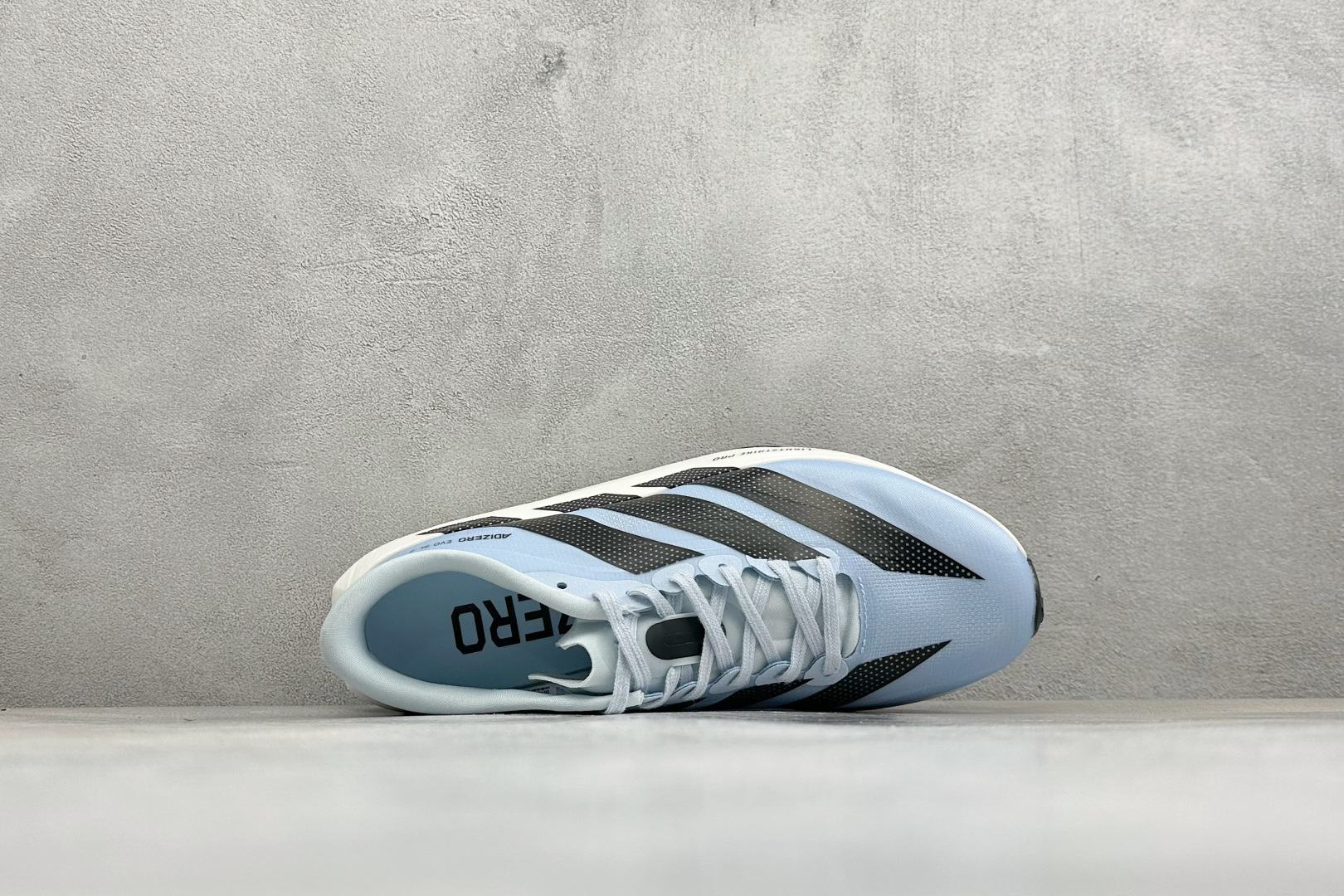 DC版Adidas Adizero Evo SL 2 阿迪超轻透气缓震跑鞋 整体外观造型与adiZero Adios P DC版Adidas Adizero Evo SL 2 阿迪超轻透气缓震跑鞋 整体外观造型与adiZero Adios P