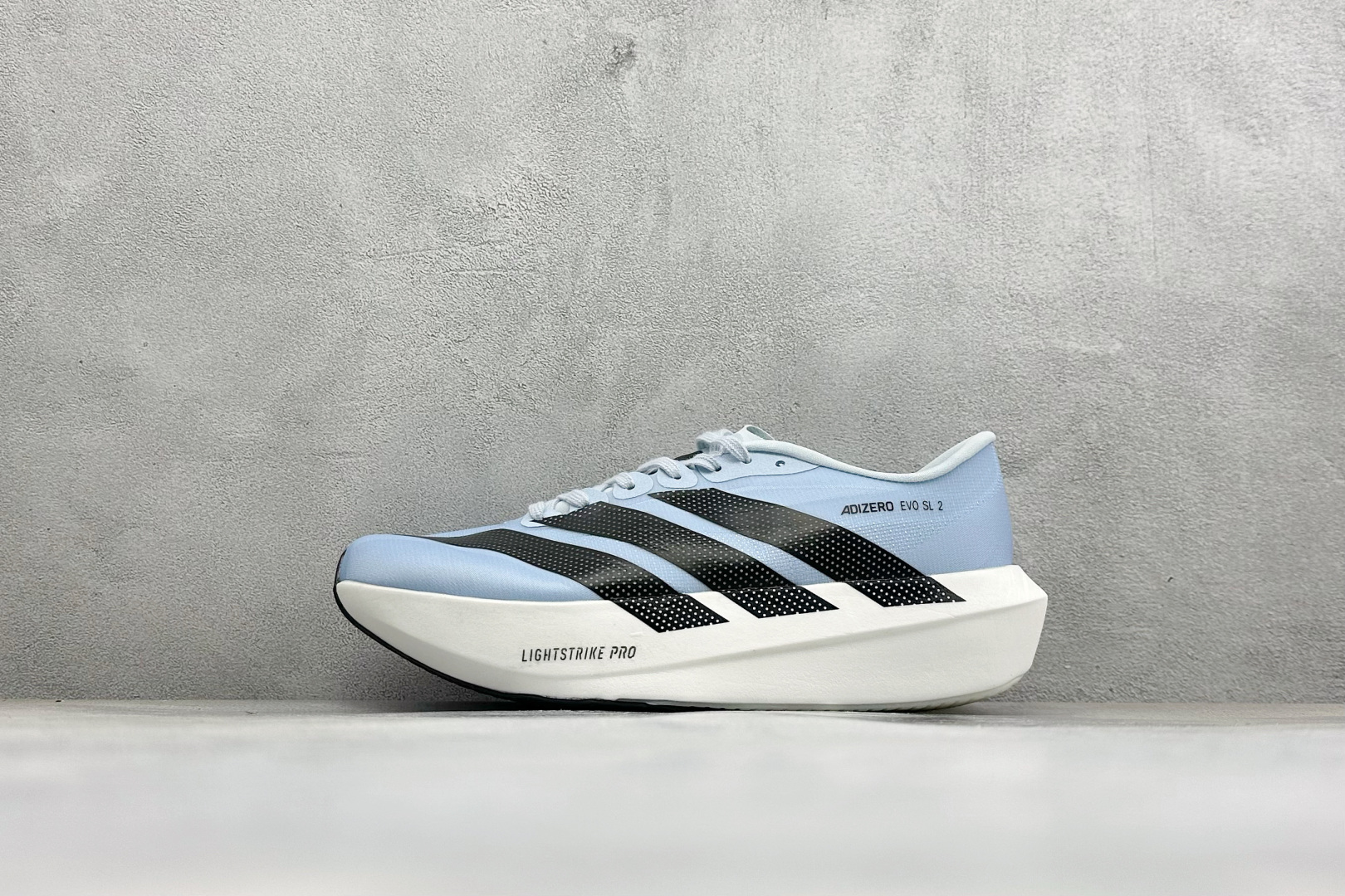 DC版Adidas Adizero Evo SL 2 阿迪超轻透气缓震跑鞋 整体外观造型与adiZero Adios P