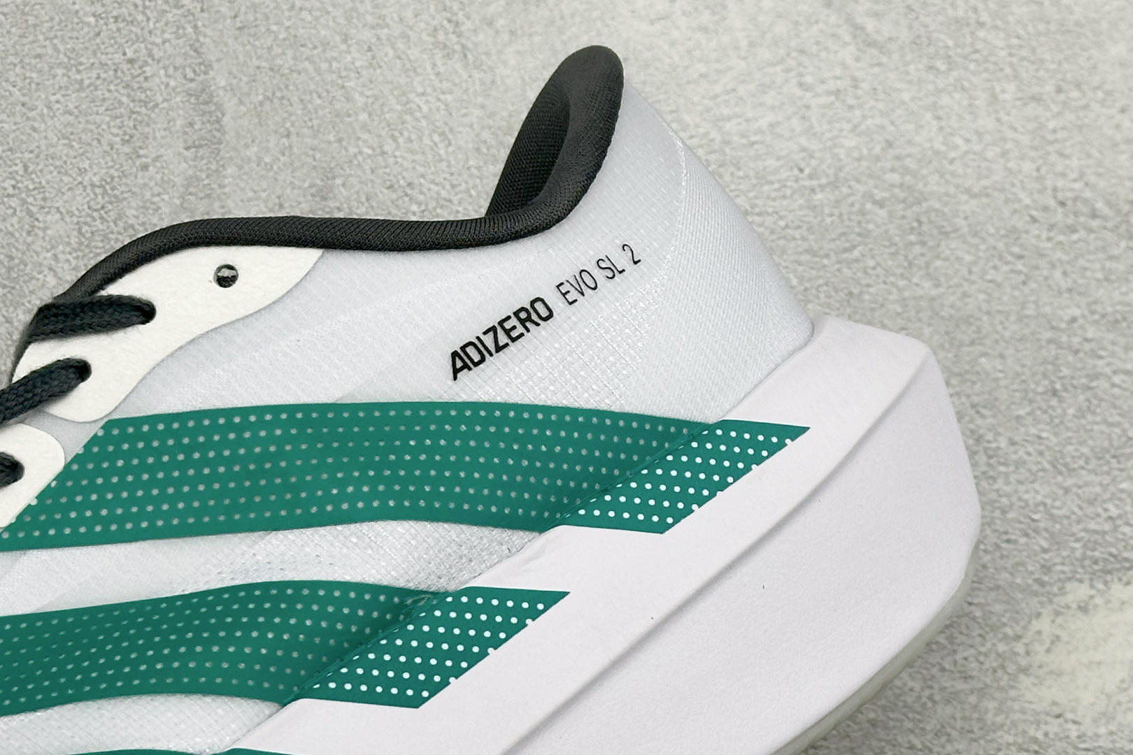DC版Adidas Adizero Evo SL 2 阿迪超轻透气缓震跑鞋 整体外观造型与adiZero Adios P