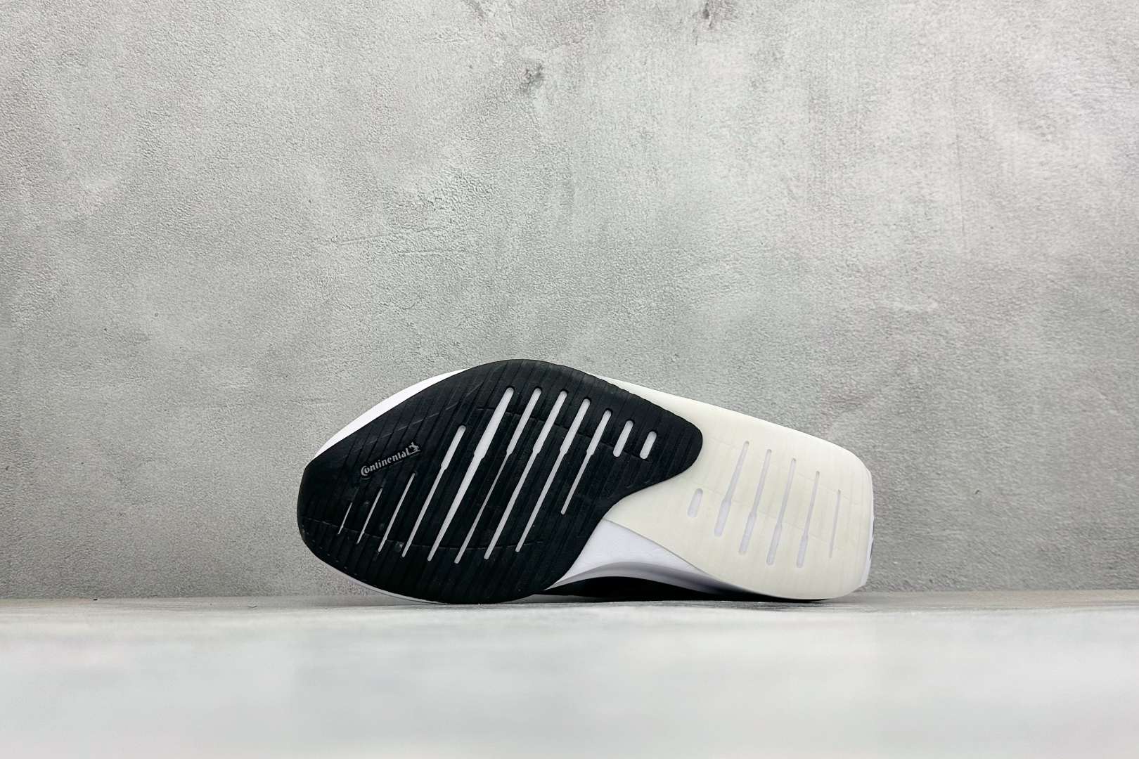 DC版Adidas Adizero Evo SL 2 阿迪超轻透气缓震跑鞋 整体外观造型与adiZero Adios P