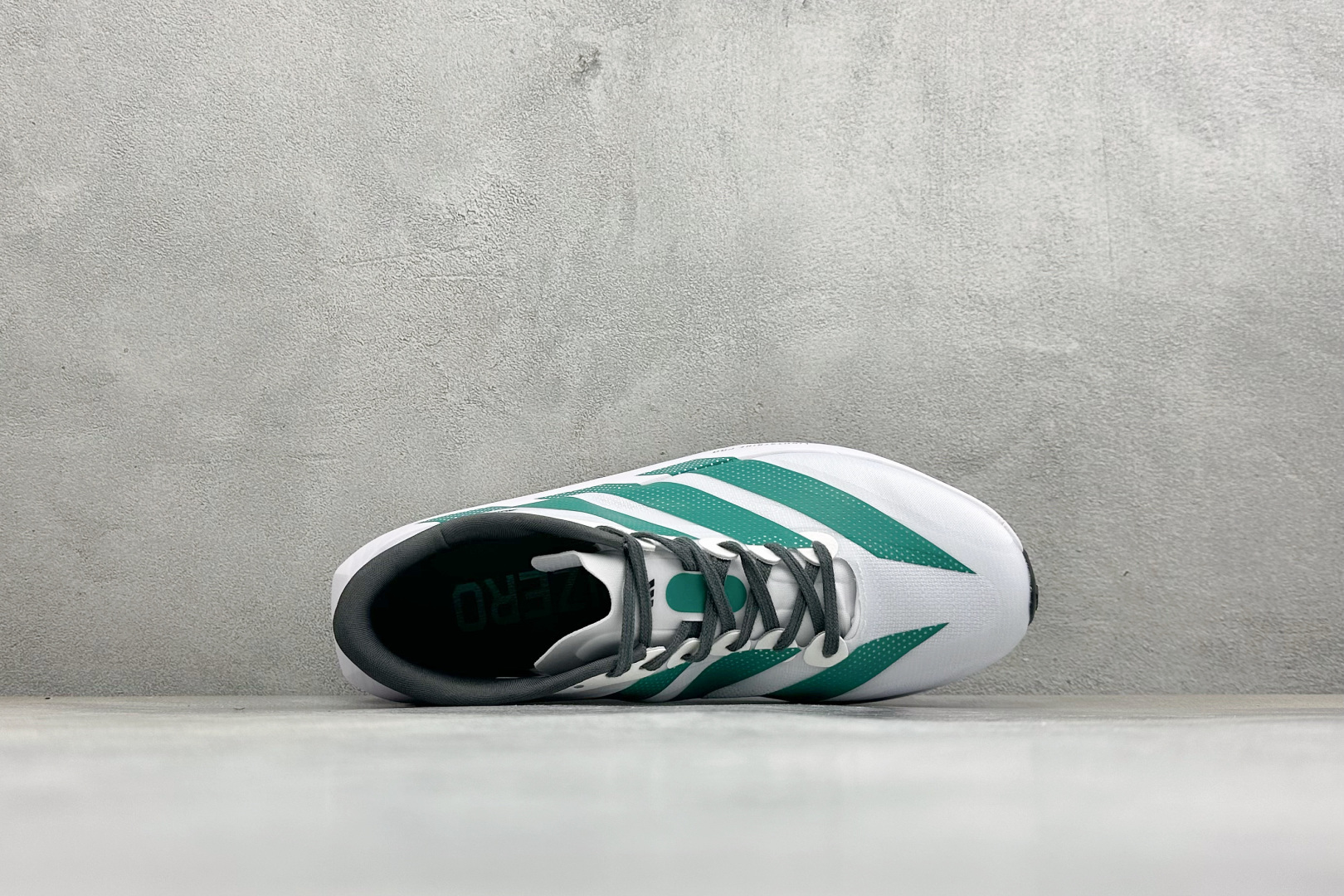 DC版Adidas Adizero Evo SL 2 阿迪超轻透气缓震跑鞋 整体外观造型与adiZero Adios P
