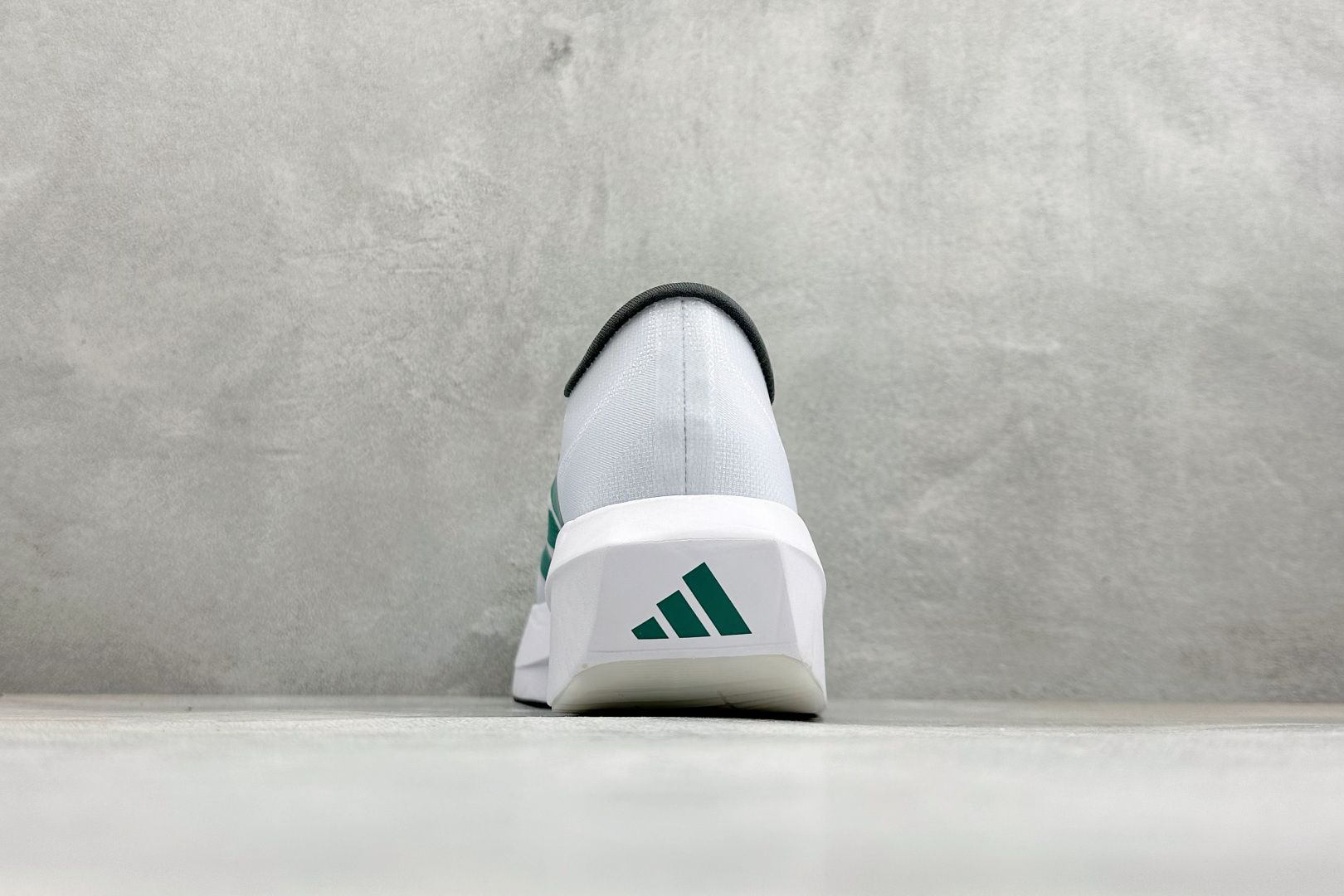 DC版Adidas Adizero Evo SL 2 阿迪超轻透气缓震跑鞋 整体外观造型与adiZero Adios P