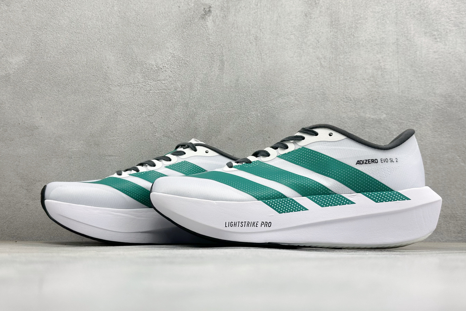 DC版Adidas Adizero Evo SL 2 阿迪超轻透气缓震跑鞋 整体外观造型与adiZero Adios P