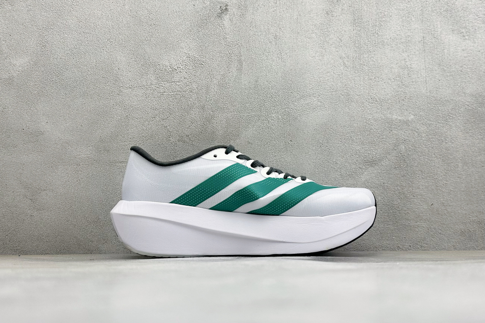 DC版Adidas Adizero Evo SL 2 阿迪超轻透气缓震跑鞋 整体外观造型与adiZero Adios P