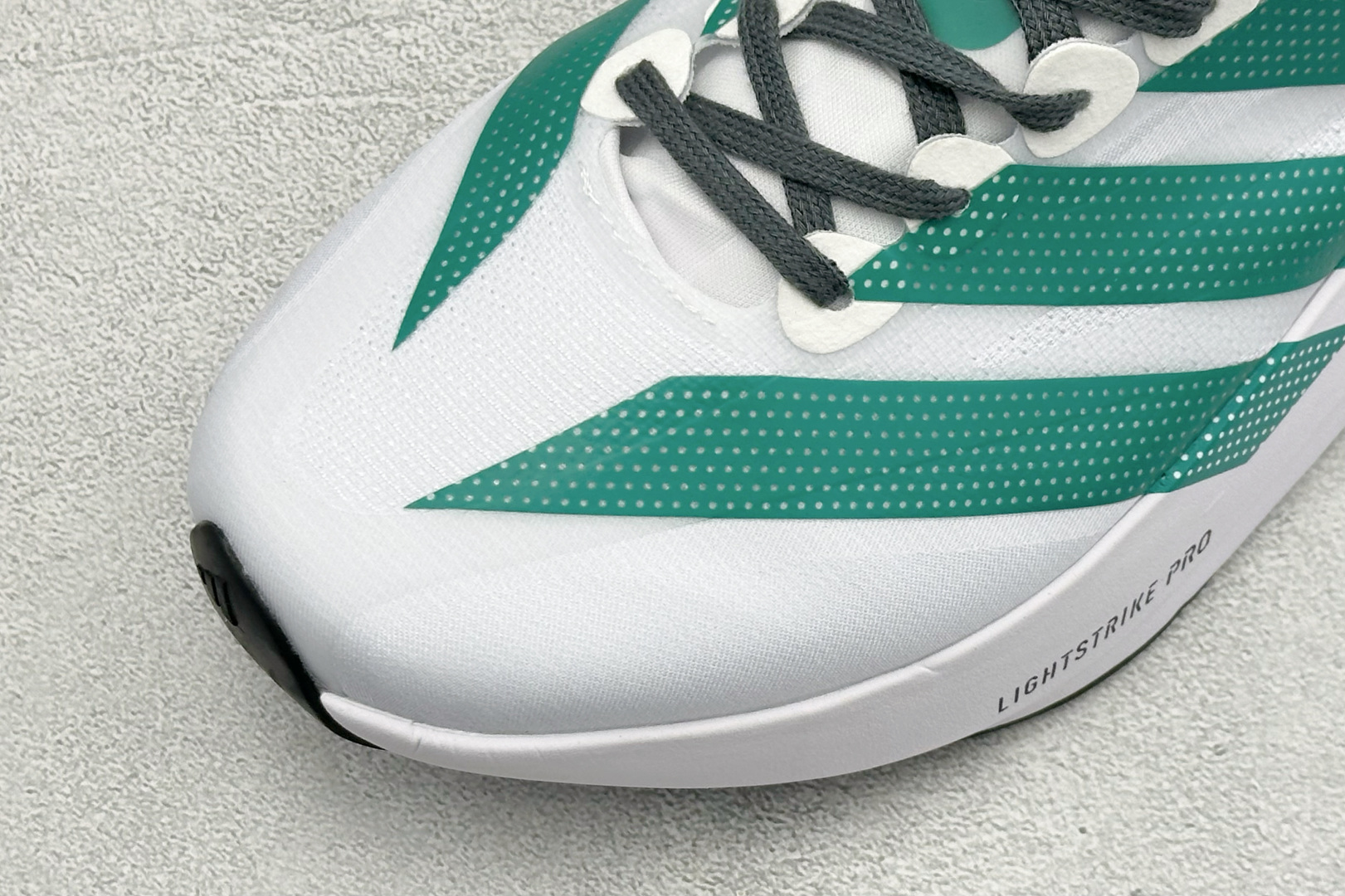 DC版Adidas Adizero Evo SL 2 阿迪超轻透气缓震跑鞋 整体外观造型与adiZero Adios P