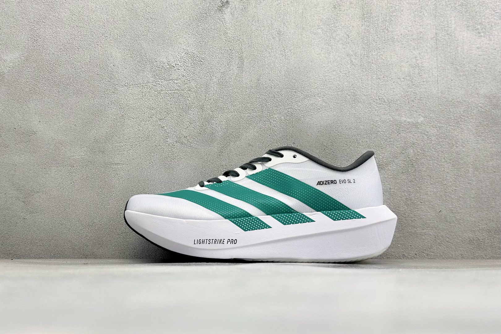 DC版Adidas Adizero Evo SL 2 阿迪超轻透气缓震跑鞋 整体外观造型与adiZero Adios P