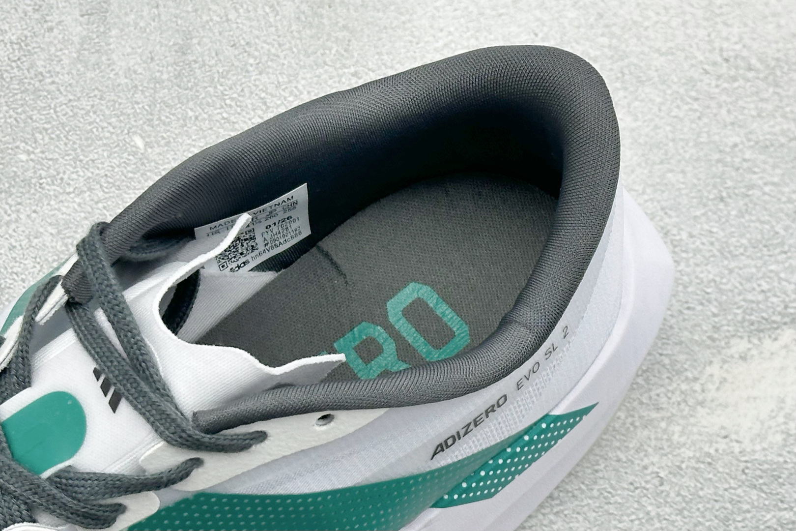 DC版Adidas Adizero Evo SL 2 阿迪超轻透气缓震跑鞋 整体外观造型与adiZero Adios P