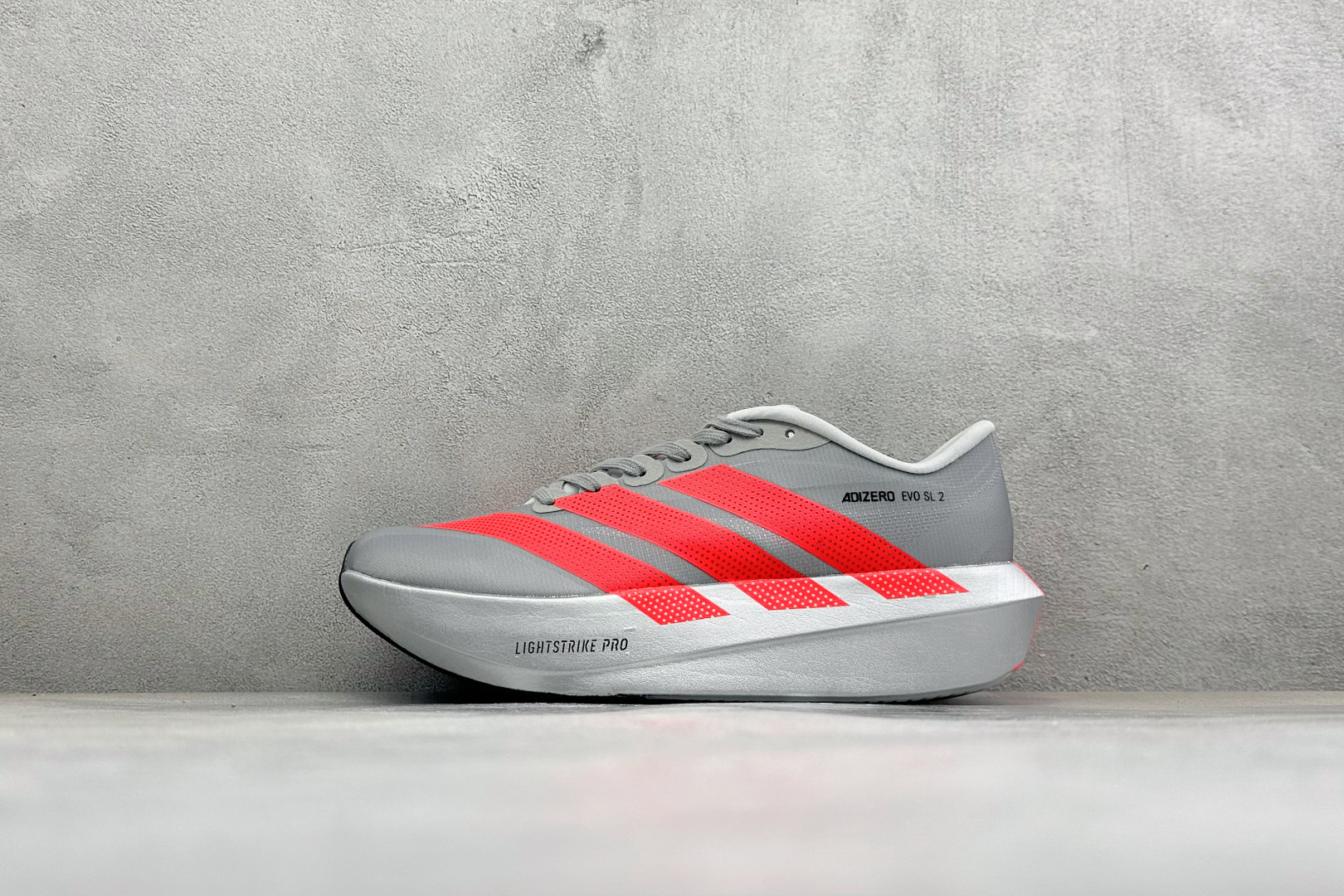 DC版Adidas Adizero Evo SL 2 阿迪超轻透气缓震跑鞋 整体外观造型与adiZero Adios P