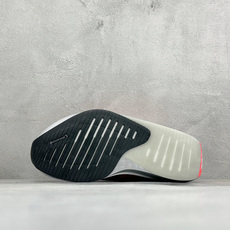DC版Adidas Adizero Evo SL 2 阿迪超轻透气缓震跑鞋 整体外观造型与adiZero Adios P DC版Adidas Adizero Evo SL 2 阿迪超轻透气缓震跑鞋 整体外观造型与adiZero Adios P