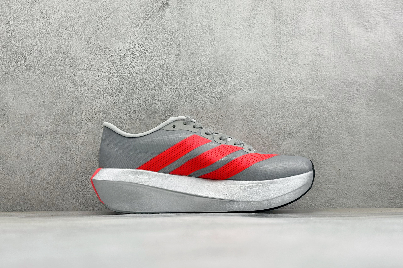 DC版Adidas Adizero Evo SL 2 阿迪超轻透气缓震跑鞋 整体外观造型与adiZero Adios P DC版Adidas Adizero Evo SL 2 阿迪超轻透气缓震跑鞋 整体外观造型与adiZero Adios P