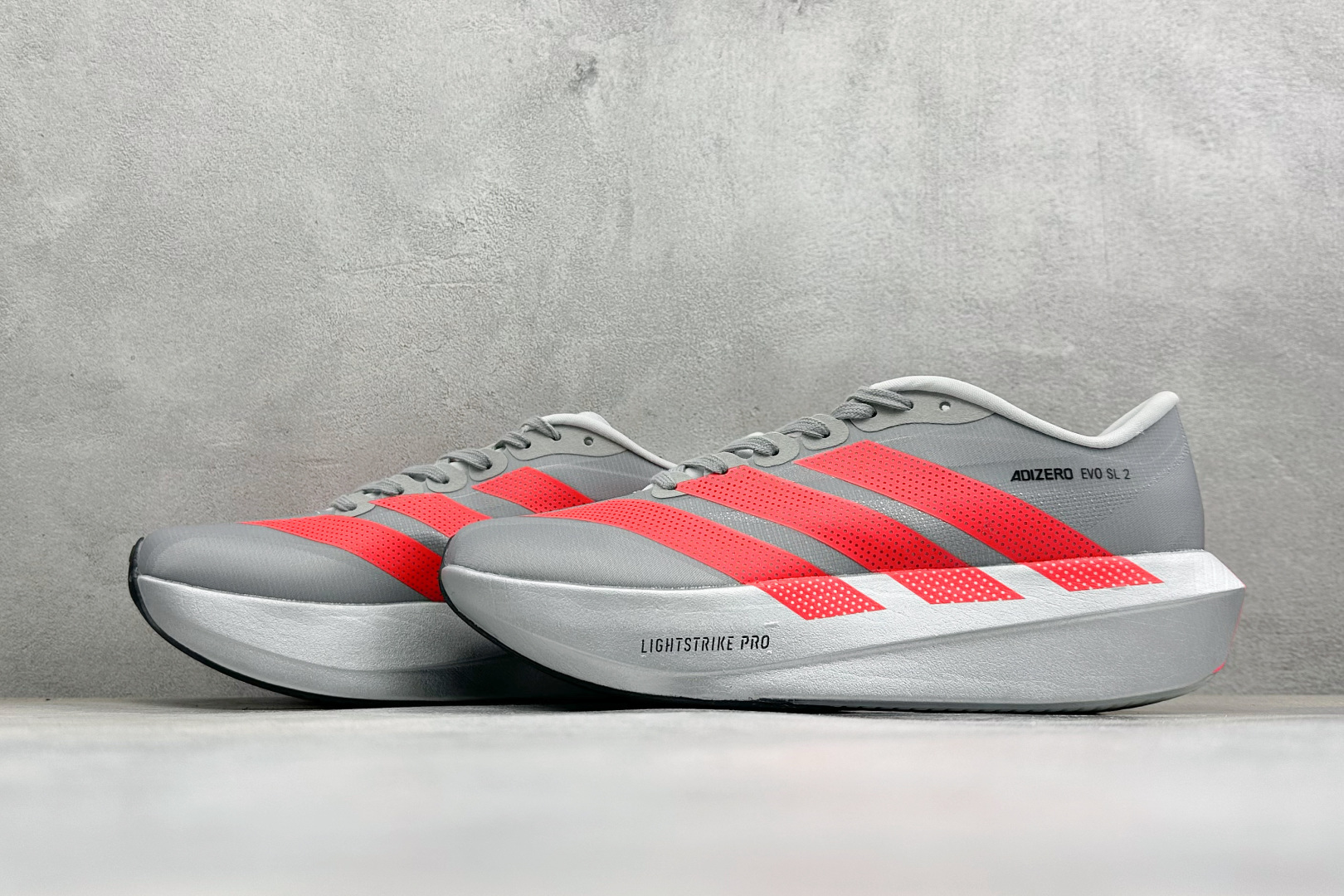 DC版Adidas Adizero Evo SL 2 阿迪超轻透气缓震跑鞋 整体外观造型与adiZero Adios P DC版Adidas Adizero Evo SL 2 阿迪超轻透气缓震跑鞋 整体外观造型与adiZero Adios P
