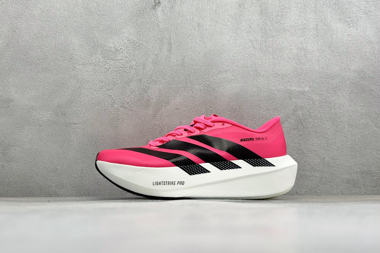 DC版Adidas Adizero Evo SL 2 阿迪超轻透气缓震跑鞋 整体外观造型与adiZero Adios P