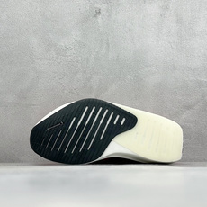 DC版Adidas Adizero Evo SL 2 阿迪超轻透气缓震跑鞋 整体外观造型与adiZero Adios P DC版Adidas Adizero Evo SL 2 阿迪超轻透气缓震跑鞋 整体外观造型与adiZero Adios P