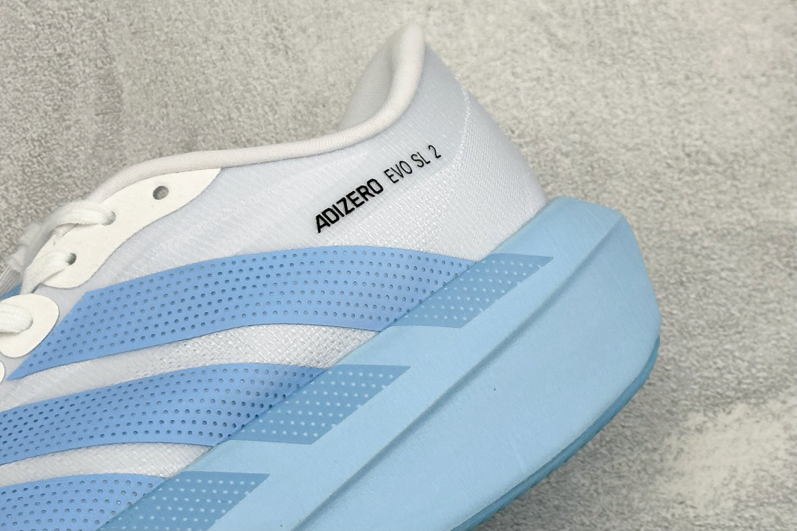 DC版Adidas Adizero Evo SL 2 阿迪超轻透气缓震跑鞋 整体外观造型与adiZero Adios P DC版Adidas Adizero Evo SL 2 阿迪超轻透气缓震跑鞋 整体外观造型与adiZero Adios P