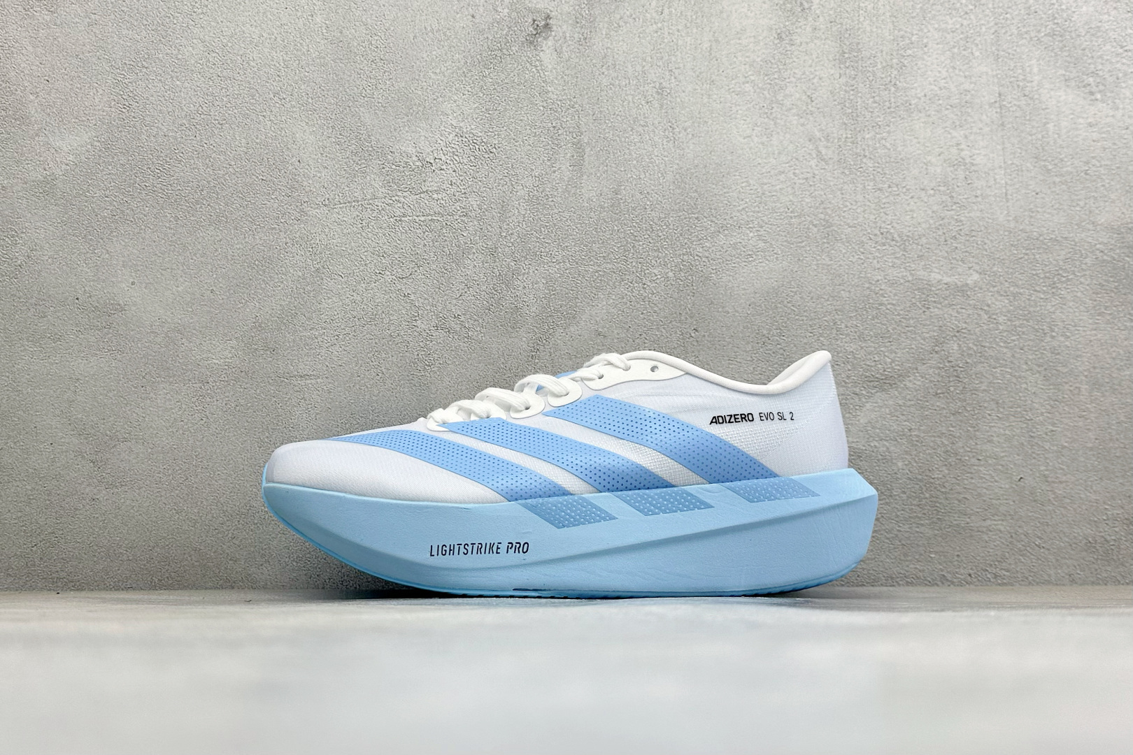 DC版Adidas Adizero Evo SL 2 阿迪超轻透气缓震跑鞋 整体外观造型与adiZero Adios P