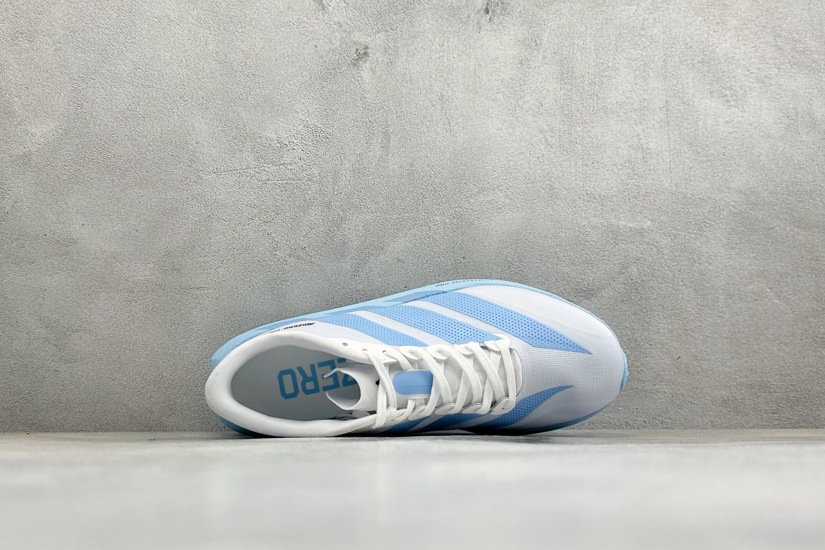 DC版Adidas Adizero Evo SL 2 阿迪超轻透气缓震跑鞋 整体外观造型与adiZero Adios P DC版Adidas Adizero Evo SL 2 阿迪超轻透气缓震跑鞋 整体外观造型与adiZero Adios P