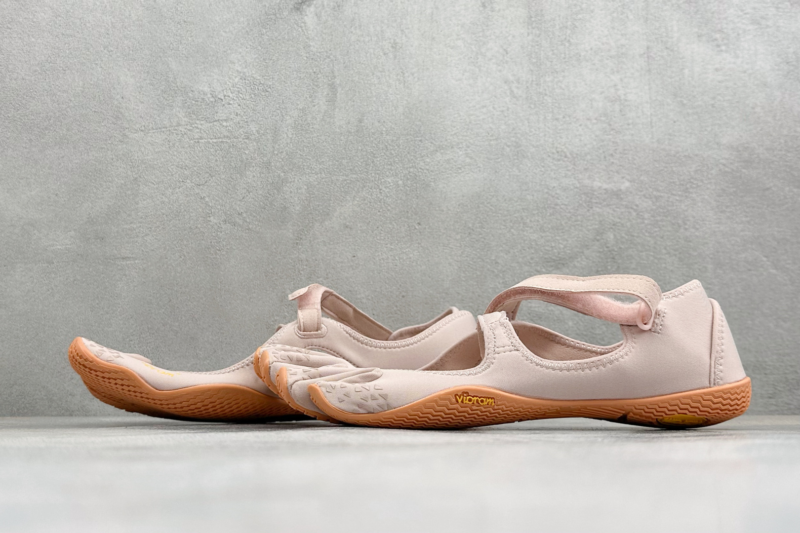 Vibram V-Soul 健身赤足深蹲支撑速干芭蕾五指鞋 25W7203 Coral Pink 尺码：36 37 38