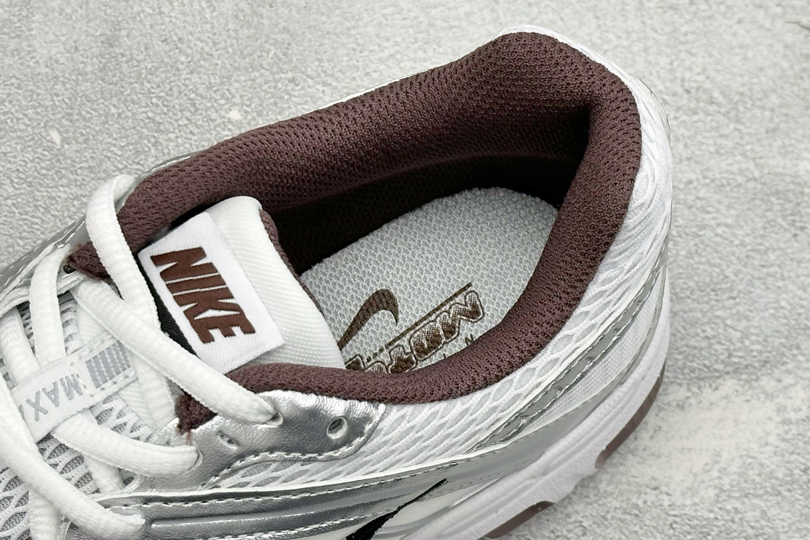 Nike Air Max Moto 2K 耐克新款复古气垫跑步鞋 货号：HQ2056-109 尺码：36 36.5 37