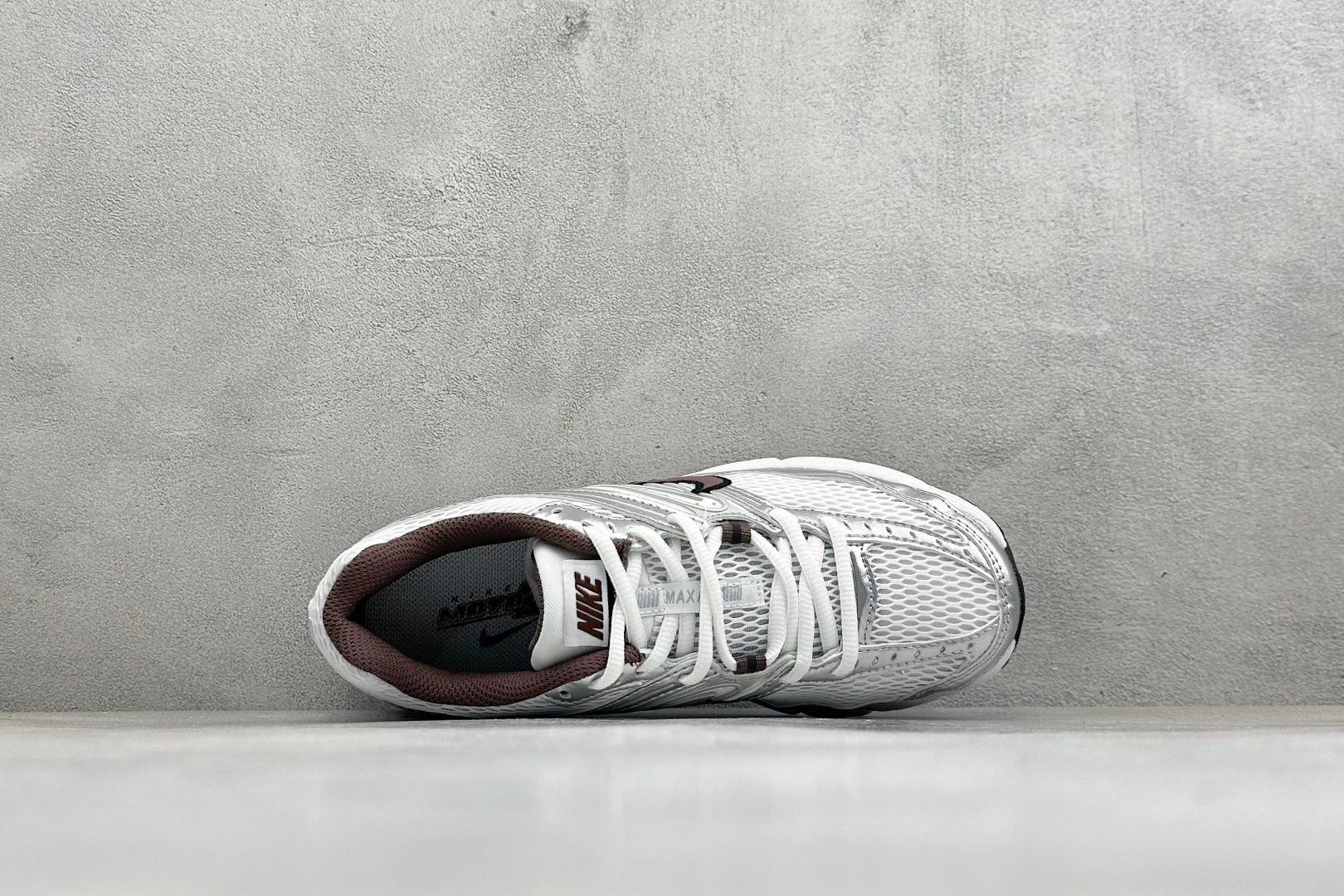 Nike Air Max Moto 2K 耐克新款复古气垫跑步鞋 货号：HQ2056-109 尺码：36 36.5 37