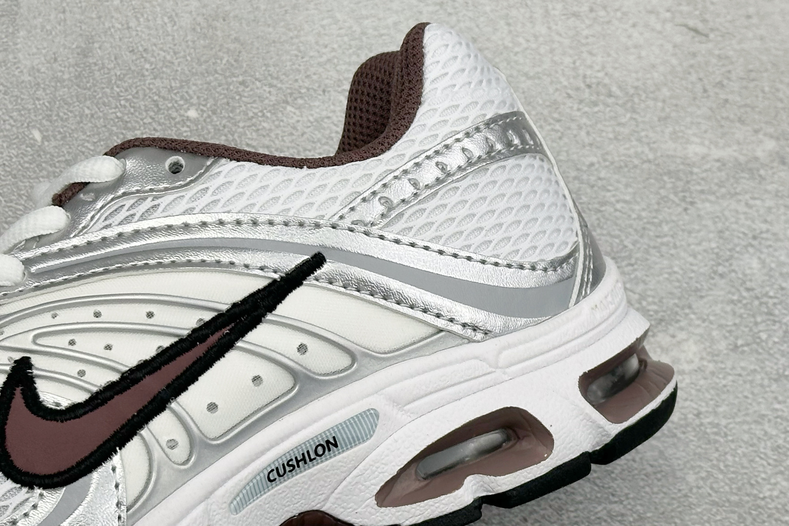 Nike Air Max Moto 2K 耐克新款复古气垫跑步鞋 货号：HQ2056-109 尺码：36 36.5 37