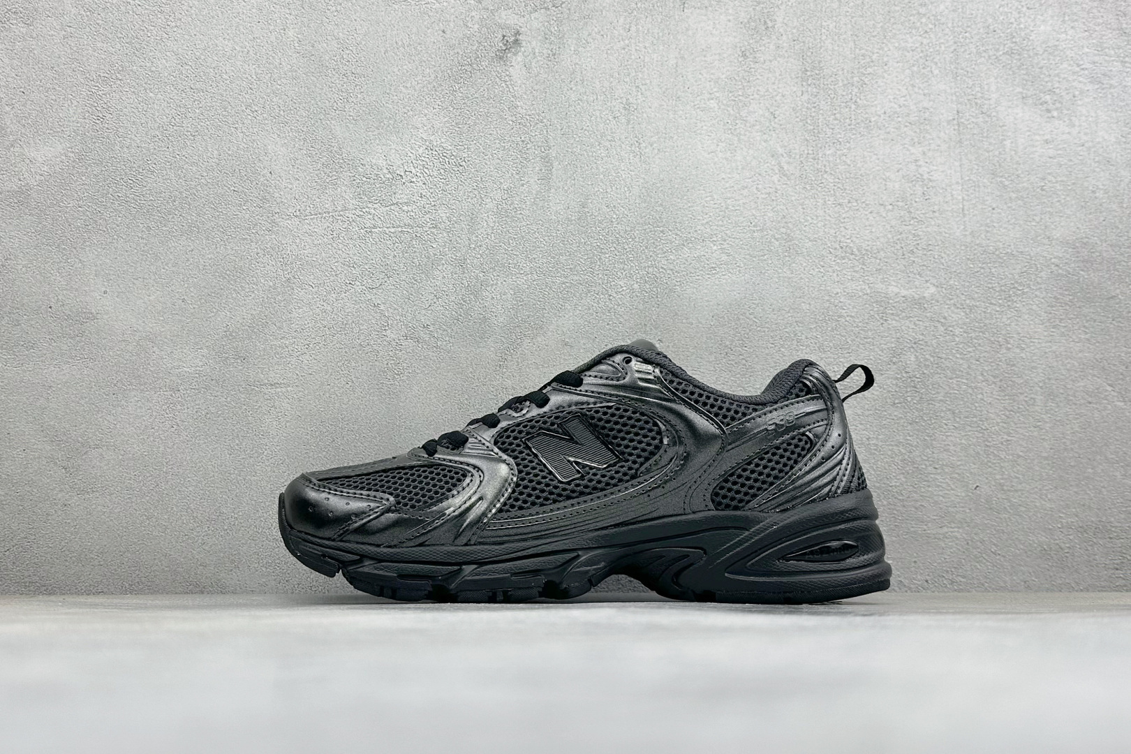 TG福利 New Balance NB530 新百伦复古透气跑步鞋 以皮革为主的人气轮廓 以极具复古风范的跑鞋外观呈现 