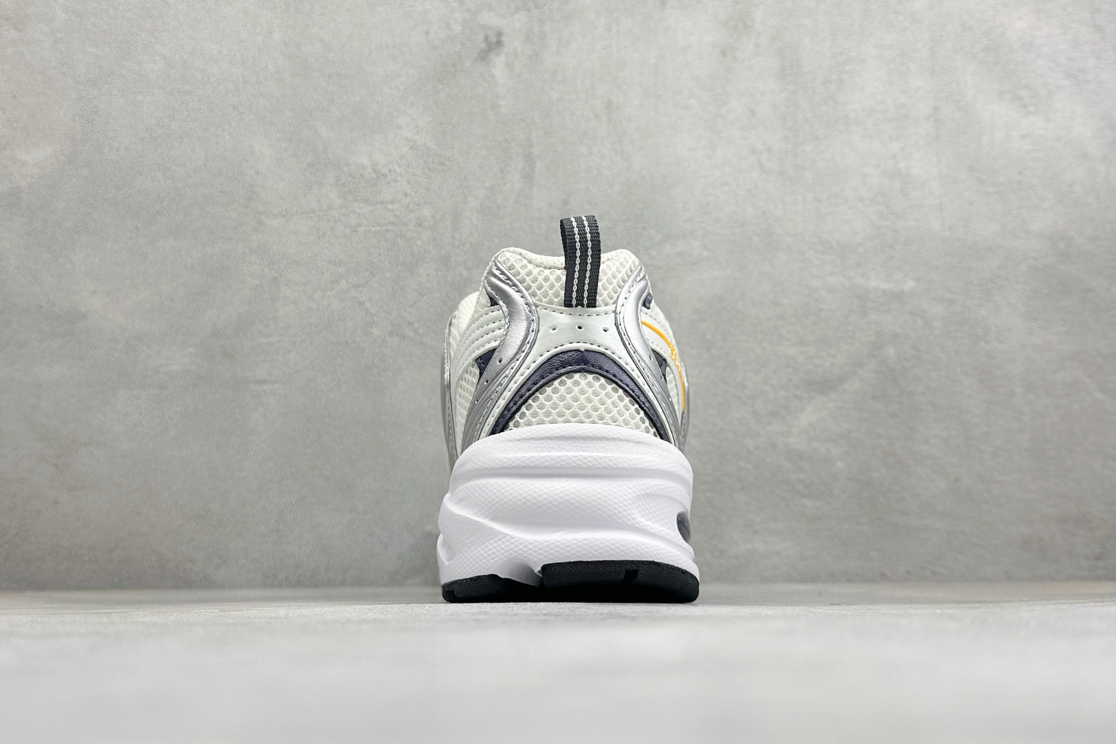 TG福利 New Balance NB530 新百伦复古透气跑步鞋 以皮革为主的人气轮廓 以极具复古风范的跑鞋外观呈现 TG福利 New Balance NB530 新百伦复古透气跑步鞋 以皮革为主的人气轮廓 以极具复古风范的跑鞋外观呈现