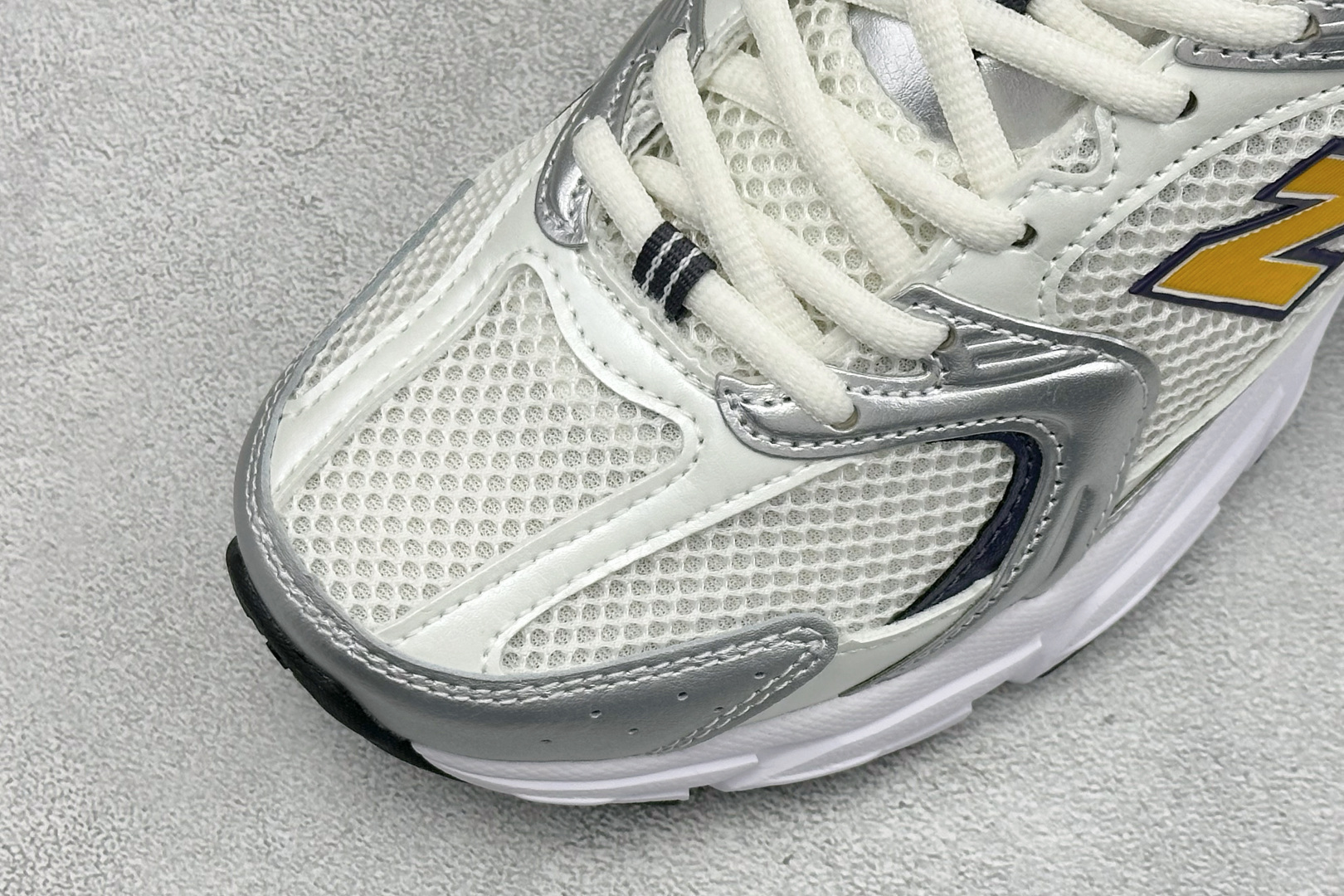 TG福利 New Balance NB530 新百伦复古透气跑步鞋 以皮革为主的人气轮廓 以极具复古风范的跑鞋外观呈现 TG福利 New Balance NB530 新百伦复古透气跑步鞋 以皮革为主的人气轮廓 以极具复古风范的跑鞋外观呈现
