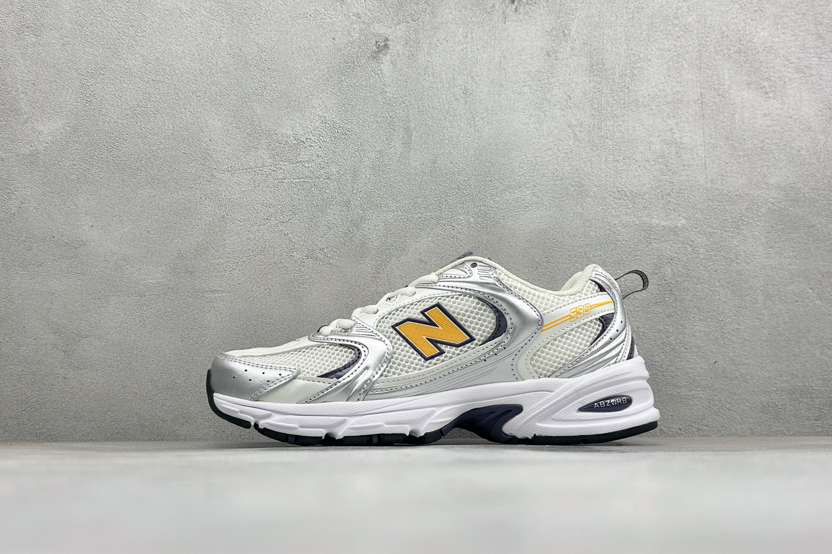 TG福利 New Balance NB530 新百伦复古透气跑步鞋 以皮革为主的人气轮廓 以极具复古风范的跑鞋外观呈现 