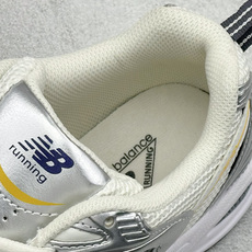 TG福利 New Balance NB530 新百伦复古透气跑步鞋 以皮革为主的人气轮廓 以极具复古风范的跑鞋外观呈现 TG福利 New Balance NB530 新百伦复古透气跑步鞋 以皮革为主的人气轮廓 以极具复古风范的跑鞋外观呈现
