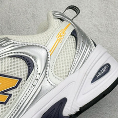TG福利 New Balance NB530 新百伦复古透气跑步鞋 以皮革为主的人气轮廓 以极具复古风范的跑鞋外观呈现 TG福利 New Balance NB530 新百伦复古透气跑步鞋 以皮革为主的人气轮廓 以极具复古风范的跑鞋外观呈现