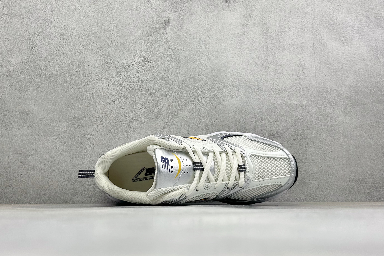 TG福利 New Balance NB530 新百伦复古透气跑步鞋 以皮革为主的人气轮廓 以极具复古风范的跑鞋外观呈现 TG福利 New Balance NB530 新百伦复古透气跑步鞋 以皮革为主的人气轮廓 以极具复古风范的跑鞋外观呈现