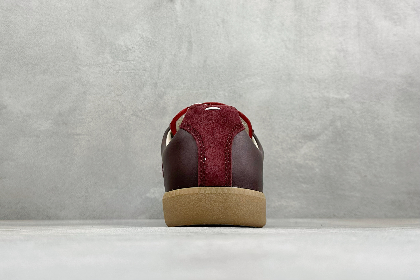 YH版Maison Margiela梅森马吉拉Replica 休闲低帮德训鞋 采用绒面和皮革拼接,橡胶底耐磨防滑,打造欧 YH版Maison Margiela梅森马吉拉Replica 休闲低帮德训鞋 采用绒面和皮革拼接,橡胶底耐磨防滑,打造欧