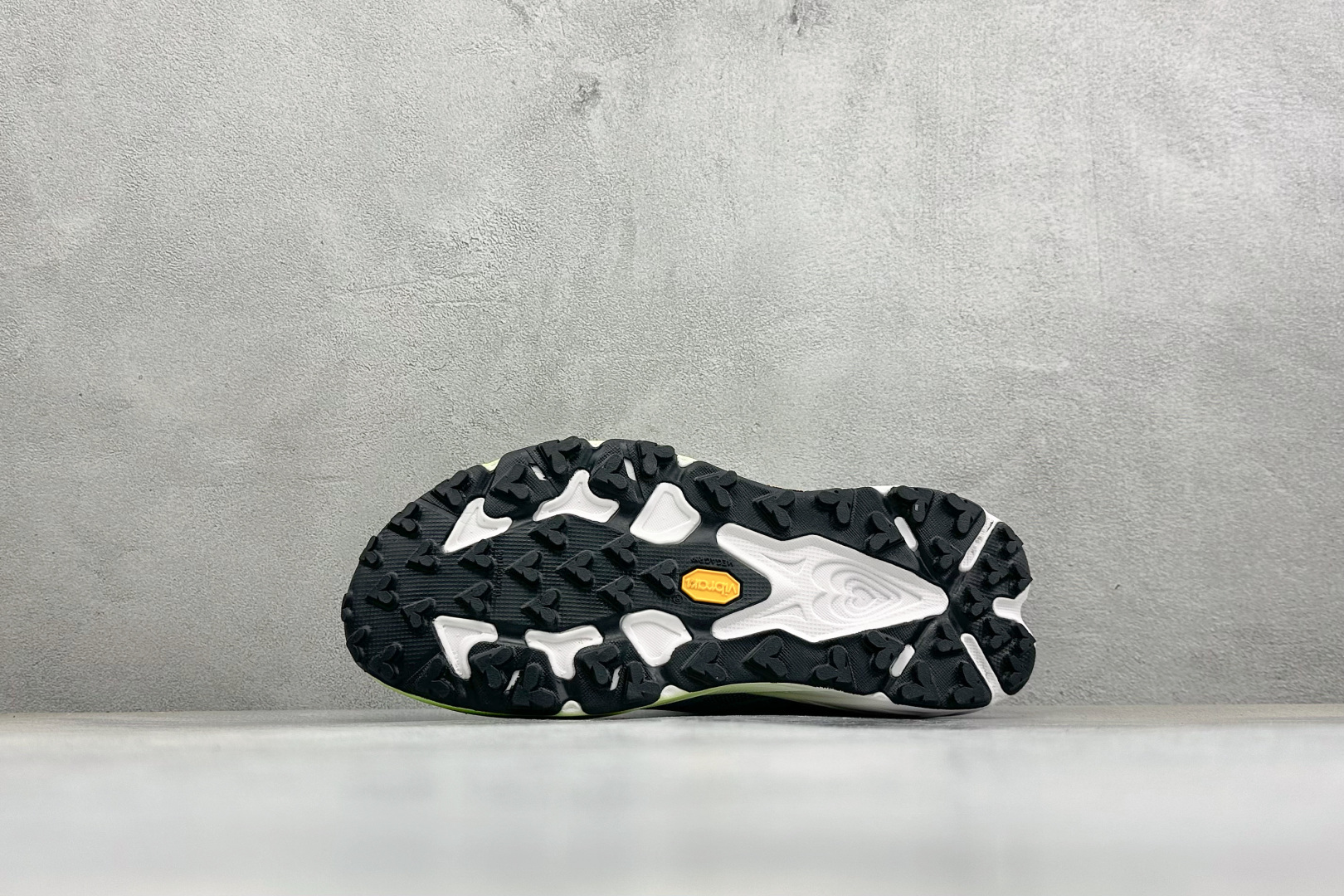 HOKA ONE ONE SPEEDGOAT 7 舒适百搭越野跑鞋 J-FRAME™M结构拥有专利认证,避免防过度内 旋 HOKA ONE ONE SPEEDGOAT 7 舒适百搭越野跑鞋 J-FRAME™M结构拥有专利认证,避免防过度内 旋