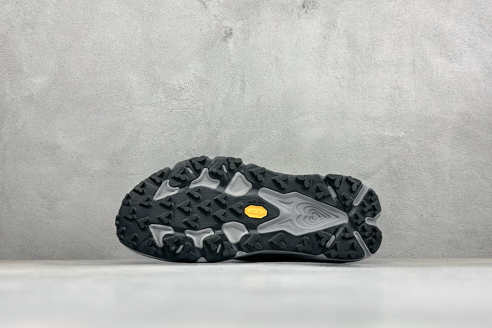 HOKA ONE ONE SPEEDGOAT 7 舒适百搭越野跑鞋 J-FRAME™M结构拥有专利认证,避免防过度内 旋 HOKA ONE ONE SPEEDGOAT 7 舒适百搭越野跑鞋 J-FRAME™M结构拥有专利认证,避免防过度内 旋