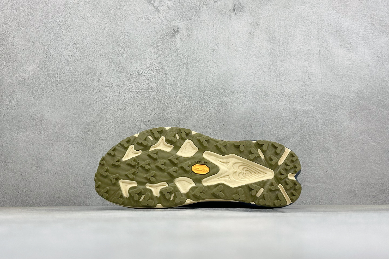 HOKA ONE ONE SPEEDGOAT 7 舒适百搭越野跑鞋 J-FRAME™M结构拥有专利认证,避免防过度内 旋 HOKA ONE ONE SPEEDGOAT 7 舒适百搭越野跑鞋 J-FRAME™M结构拥有专利认证,避免防过度内 旋