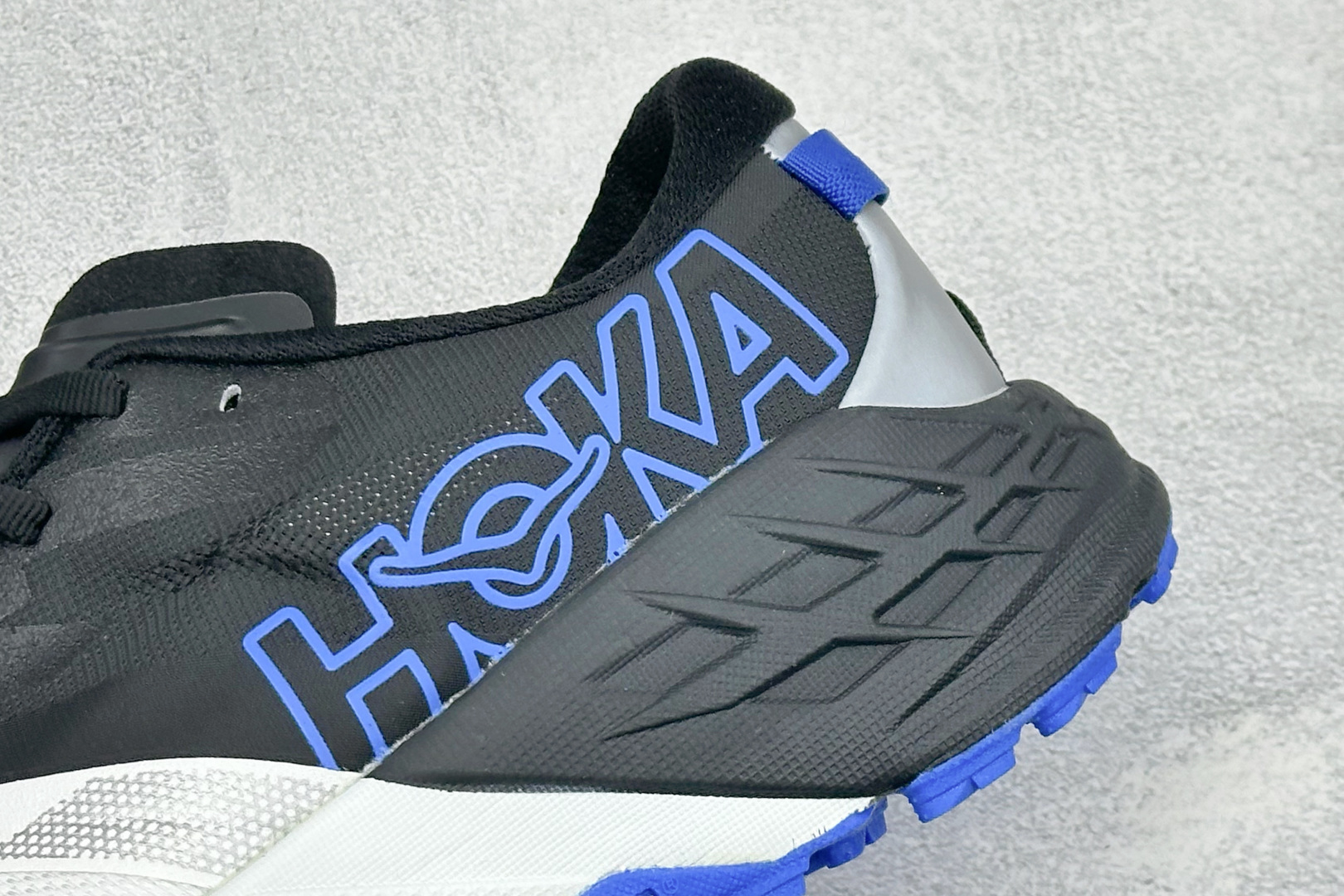HOKA ONE ONE SPEEDGOAT 7 舒适百搭越野跑鞋 J-FRAME™M结构拥有专利认证,避免防过度内 旋 HOKA ONE ONE SPEEDGOAT 7 舒适百搭越野跑鞋 J-FRAME™M结构拥有专利认证,避免防过度内 旋