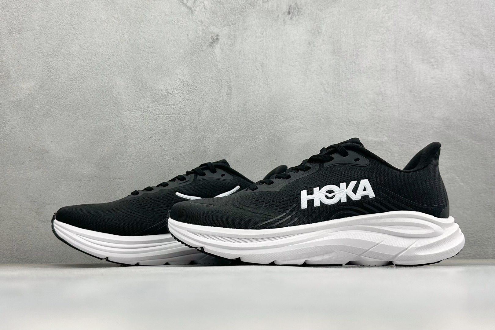 Hoka One One Clifton 11 克里夫顿系列 轻盈透气的针织网面跑鞋 货号：-BWHT 尺码：36-45
