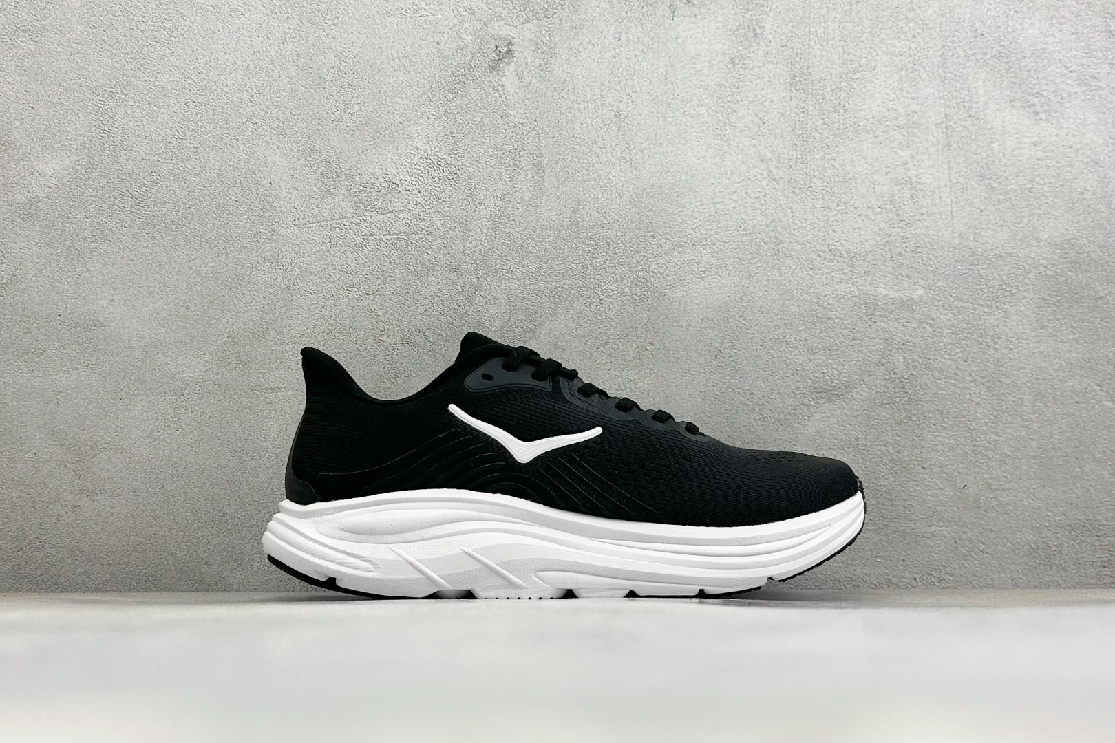 Hoka One One Clifton 11 克里夫顿系列 轻盈透气的针织网面跑鞋 货号：-BWHT 尺码：36-45