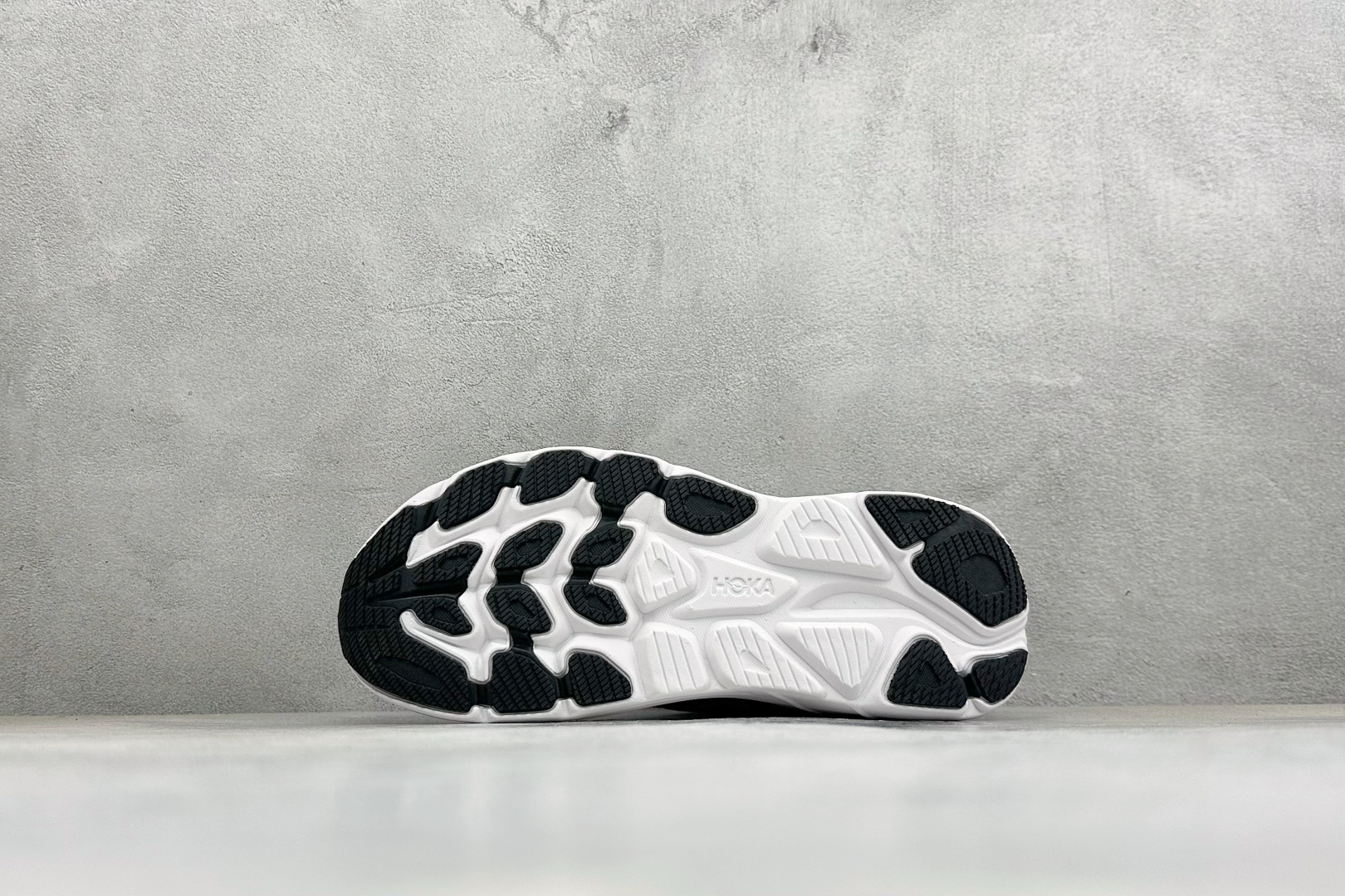 Hoka One One Clifton 11 克里夫顿系列 轻盈透气的针织网面跑鞋 货号：-BWHT 尺码：36-45