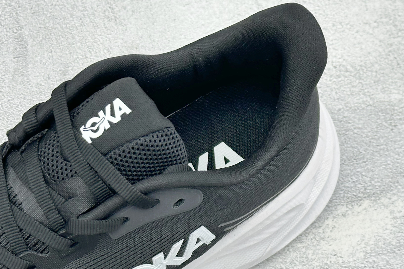 Hoka One One Clifton 11 克里夫顿系列 轻盈透气的针织网面跑鞋 货号：-BWHT 尺码：36-45