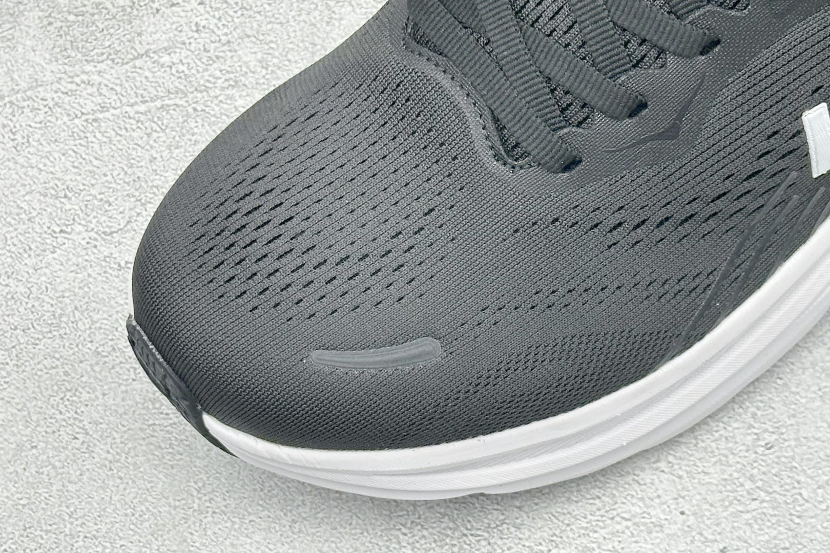 Hoka One One Clifton 11 克里夫顿系列 轻盈透气的针织网面跑鞋 货号：-BWHT 尺码：36-45