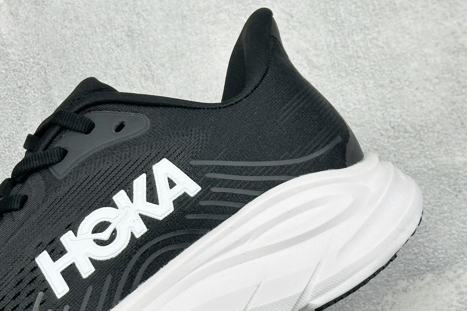 Hoka One One Clifton 11 克里夫顿系列 轻盈透气的针织网面跑鞋 货号：-BWHT 尺码：36-45
